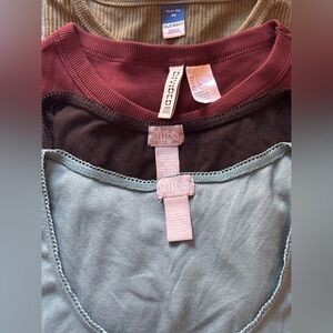 🌸 Collection of 4 Solid Colored Tees - Juniors - Size Small